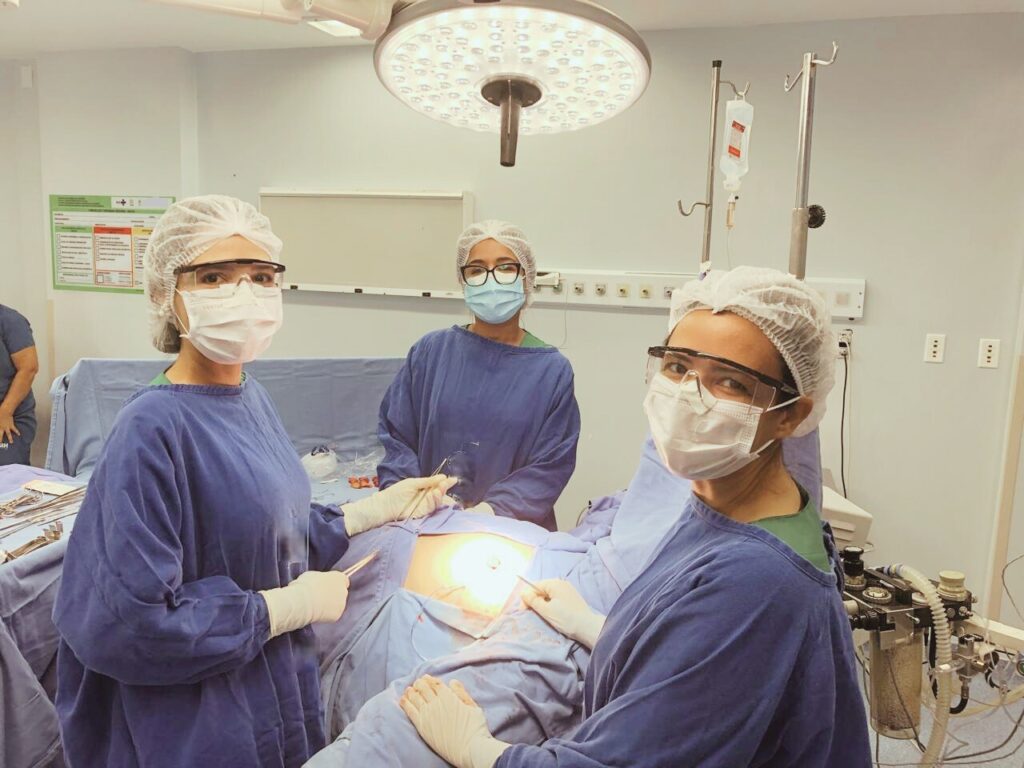 Dra Lilian Guimarães em cirurgia 